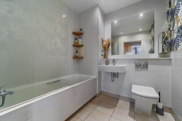 Flat Kingsland Road in Greater London