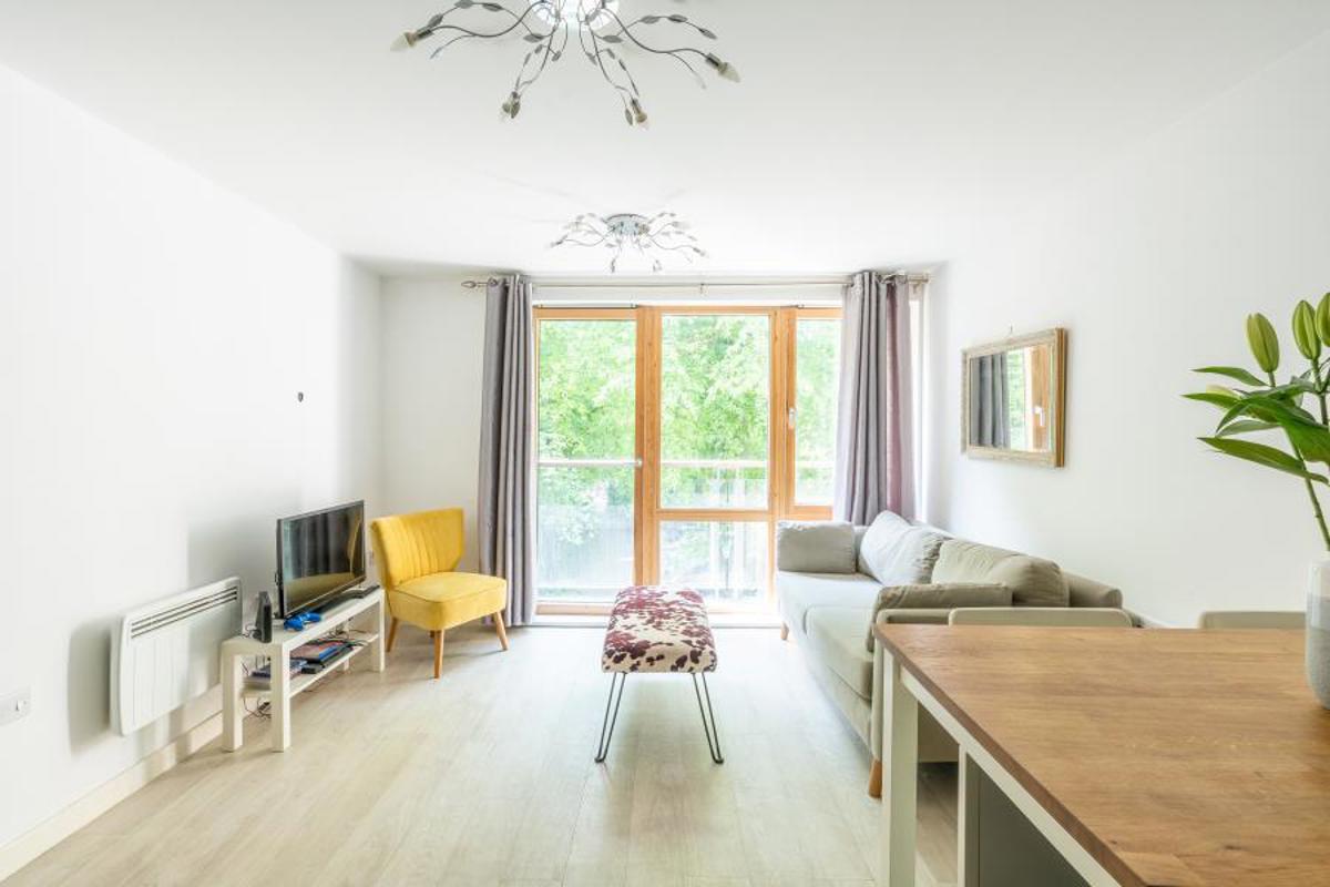 Flat Sweetman Place in Bristol