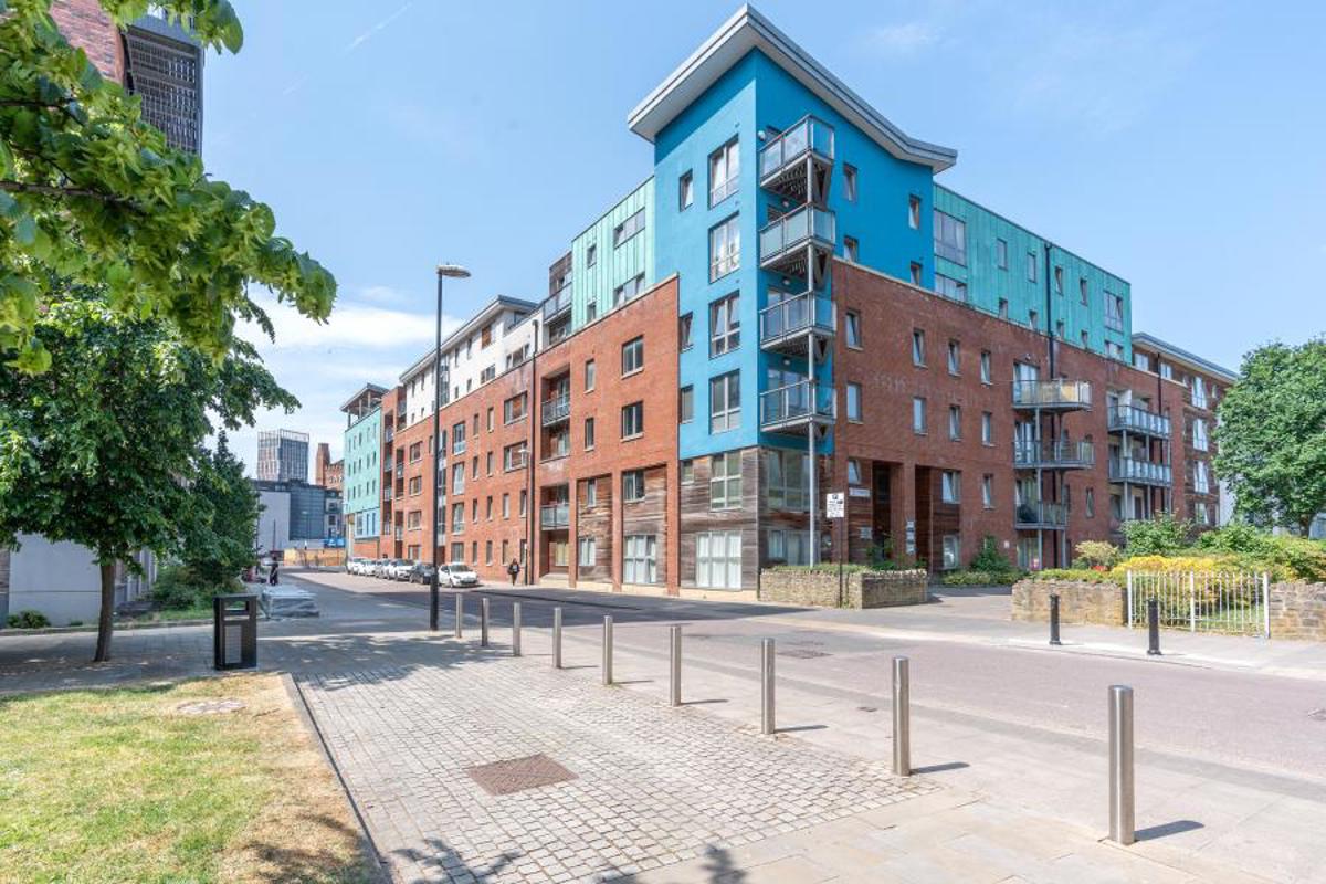 Flat Sweetman Place in Bristol