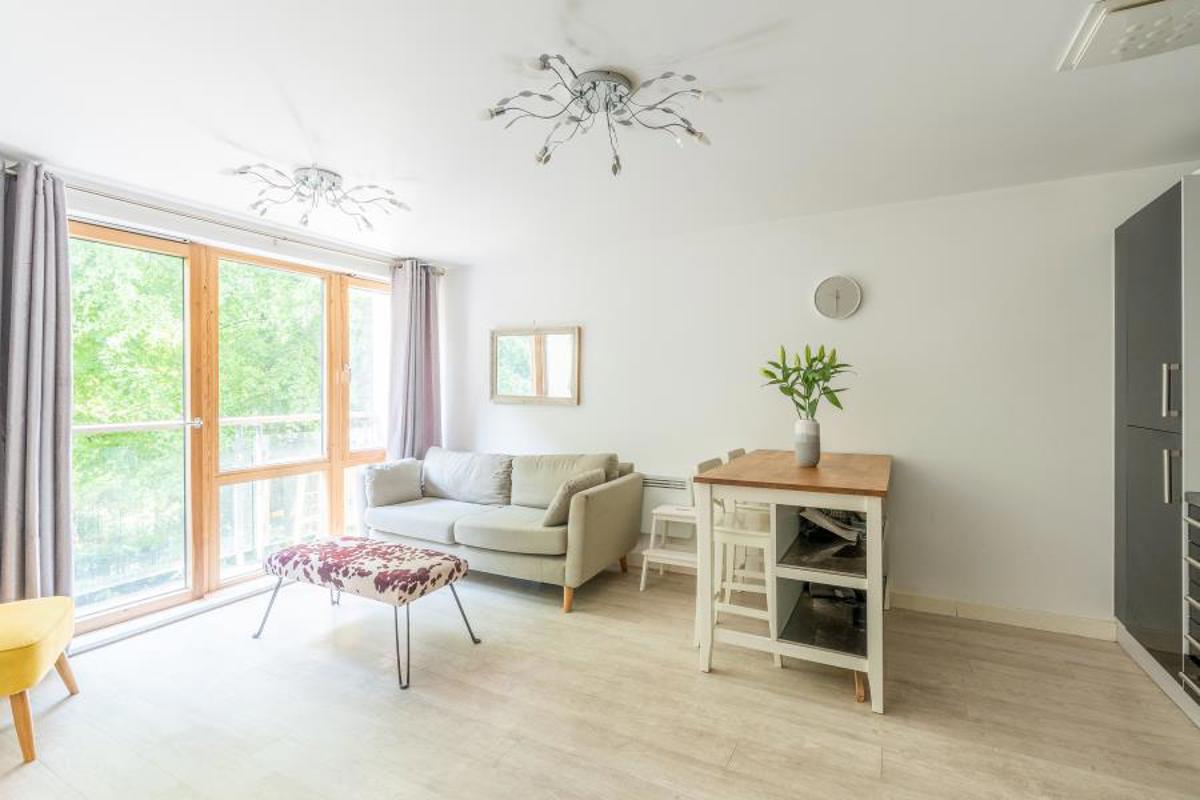 Flat Sweetman Place in Bristol
