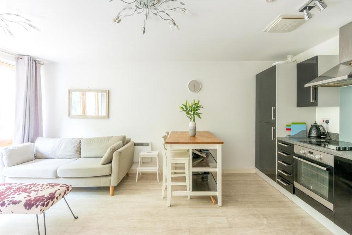 Flat Sweetman Place in Bristol