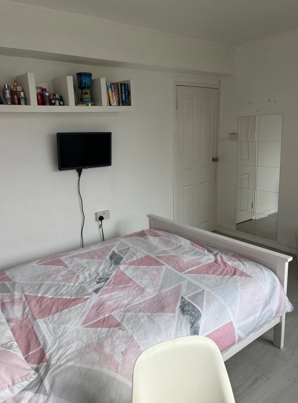 Room Studley Road in Greater London