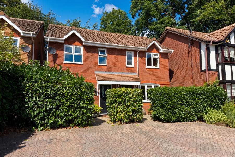 House Alexandra Gardens in Woking