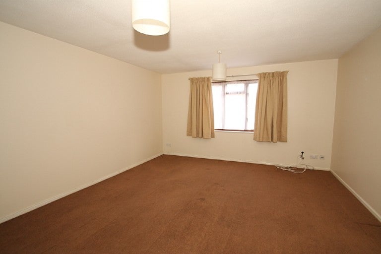 Flat Oriental Road in Woking