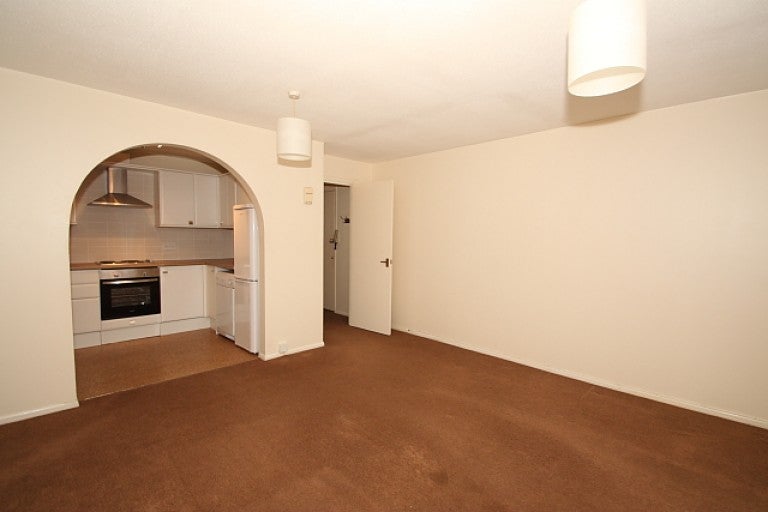 Flat Oriental Road in Woking