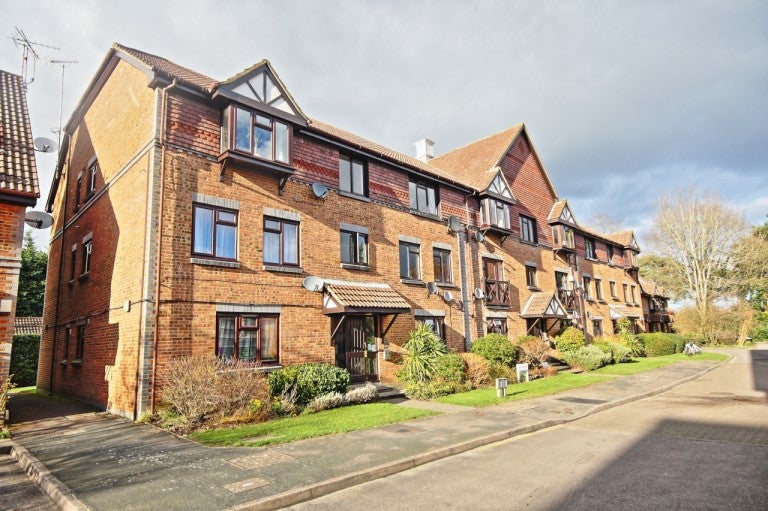Flat Oriental Road in Woking