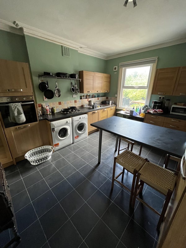 Room Gleneldon Road in Greater London