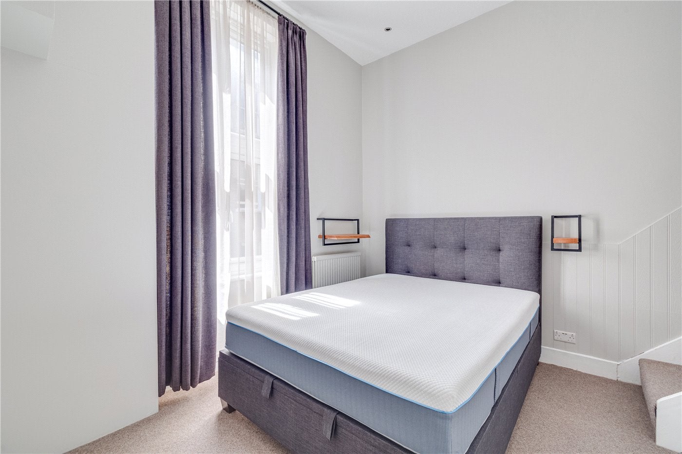 Flat Castletown Road in Greater London