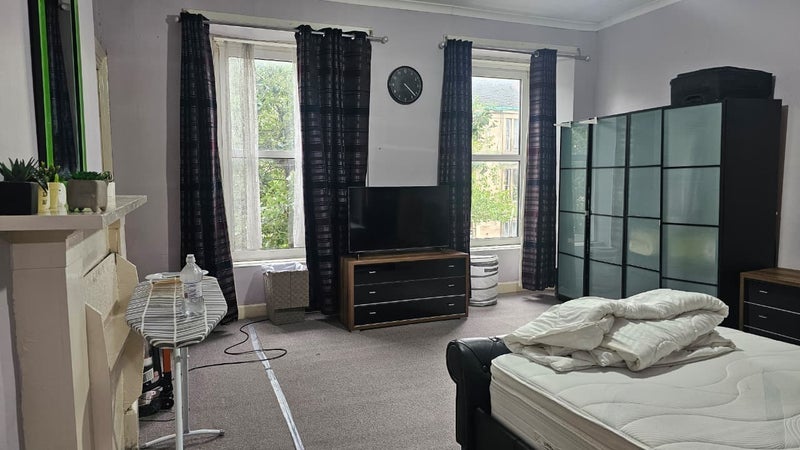 Room Paisley Road West in Glasgow