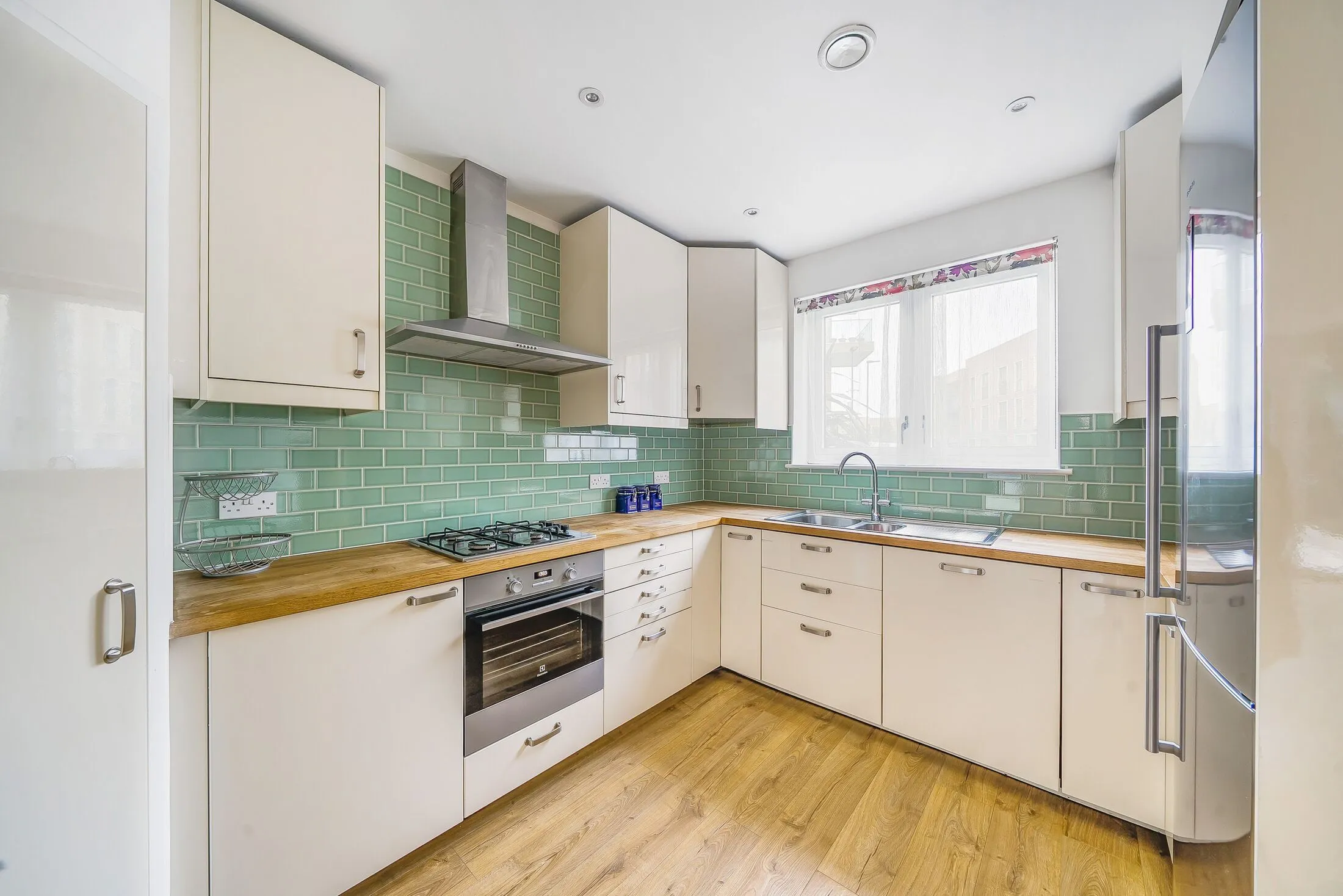 House Rowen Avenue in Greater London