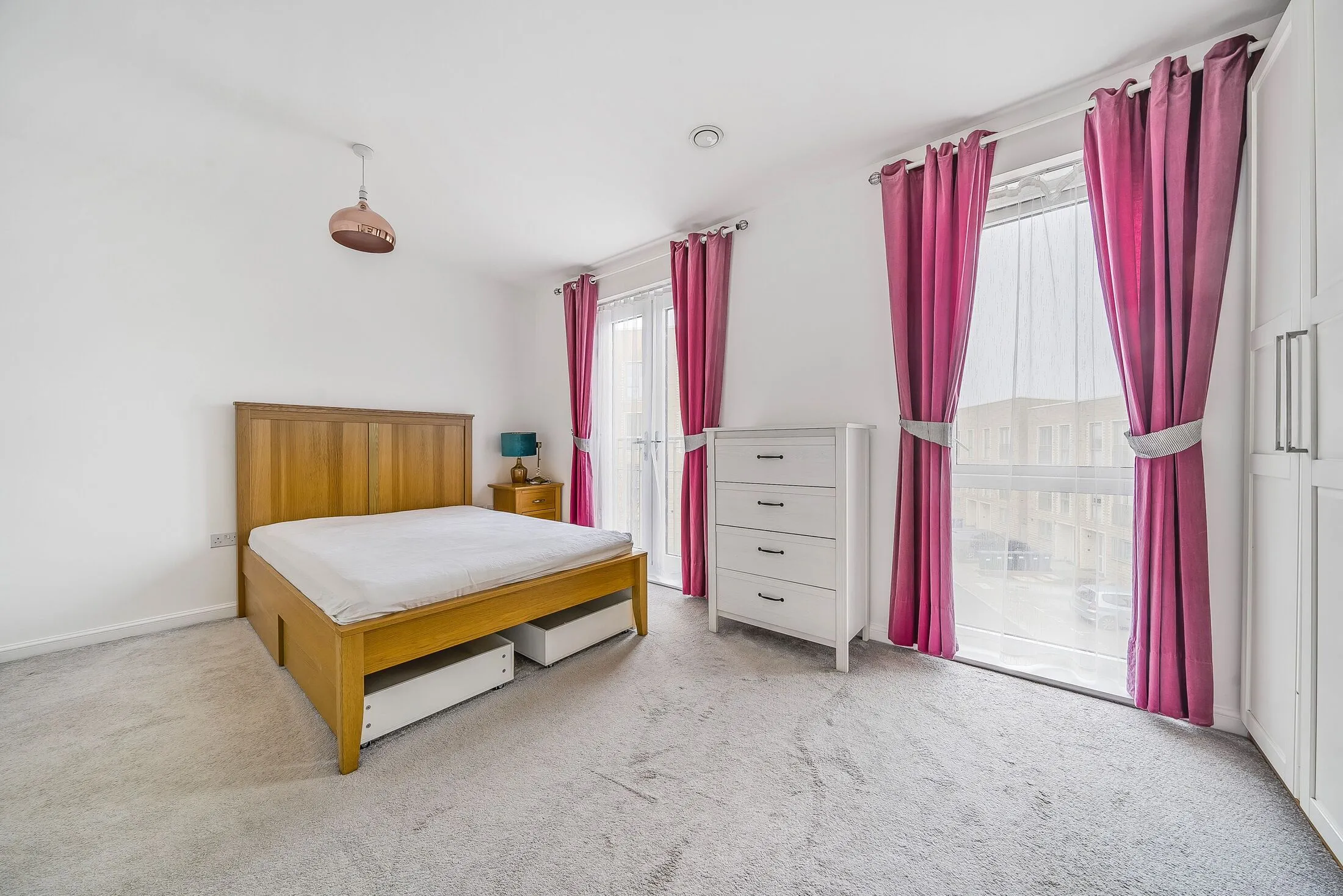 House Rowen Avenue in Greater London