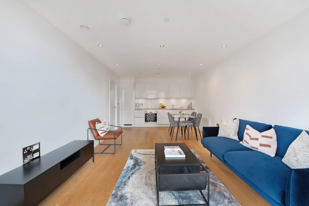 Flat Montrose Crescent in Greater London