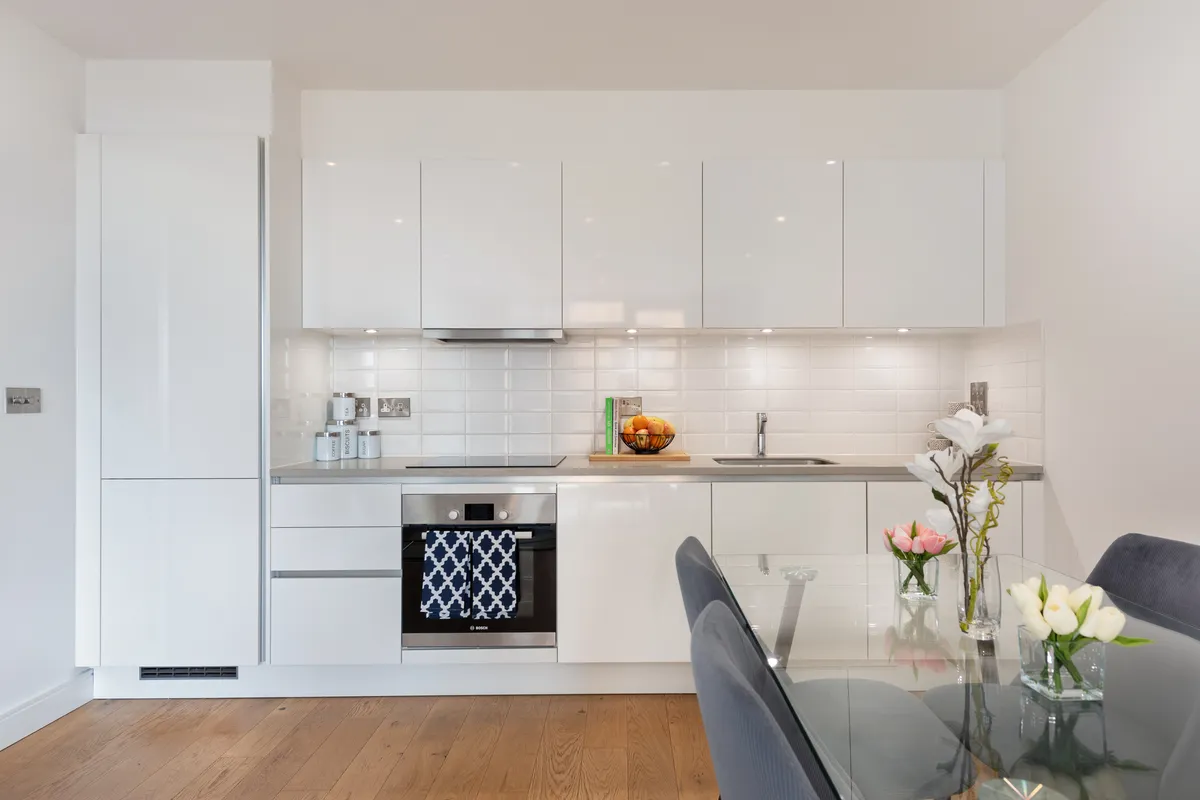 Flat Montrose Crescent in Greater London