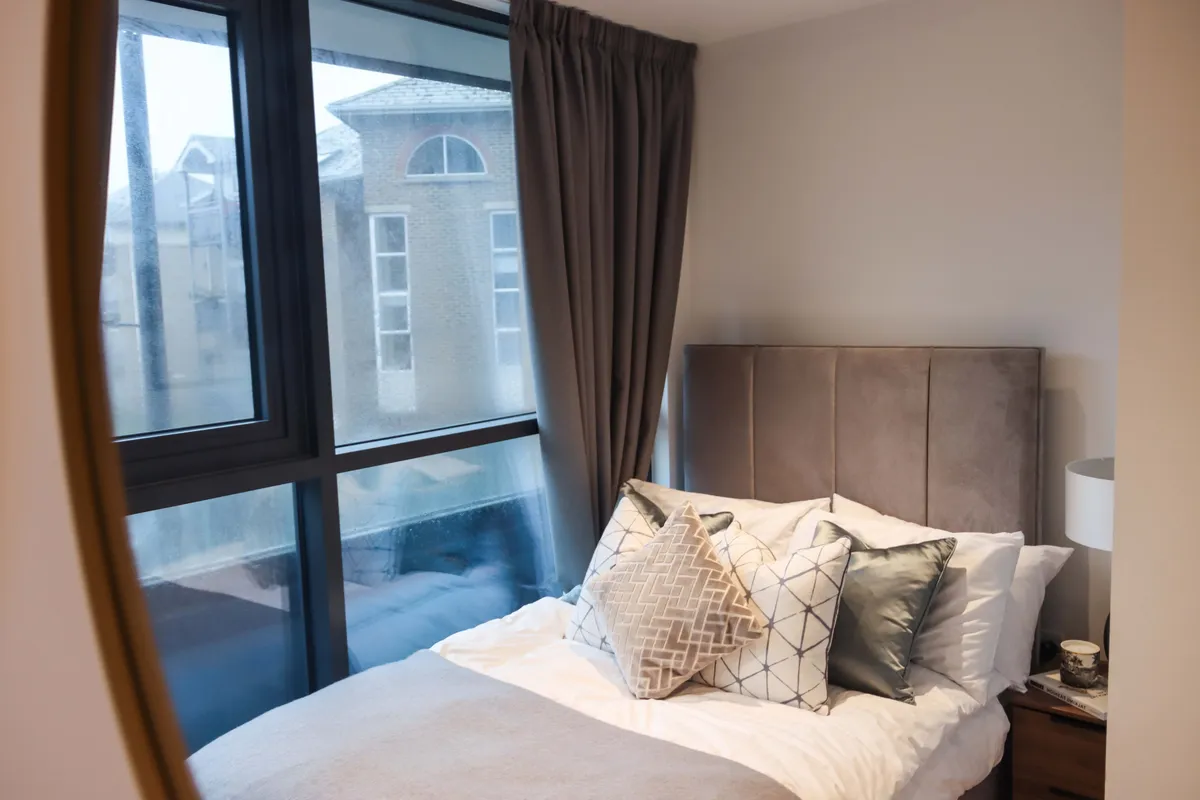 Flat Montrose Crescent in Greater London