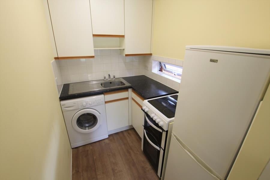 Flat Alterton Close in Woking