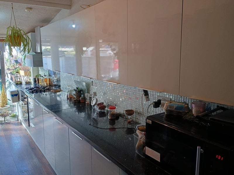 Room Altmore Avenue in Greater London