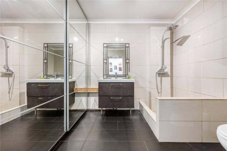 Room Western Avenue in Greater London