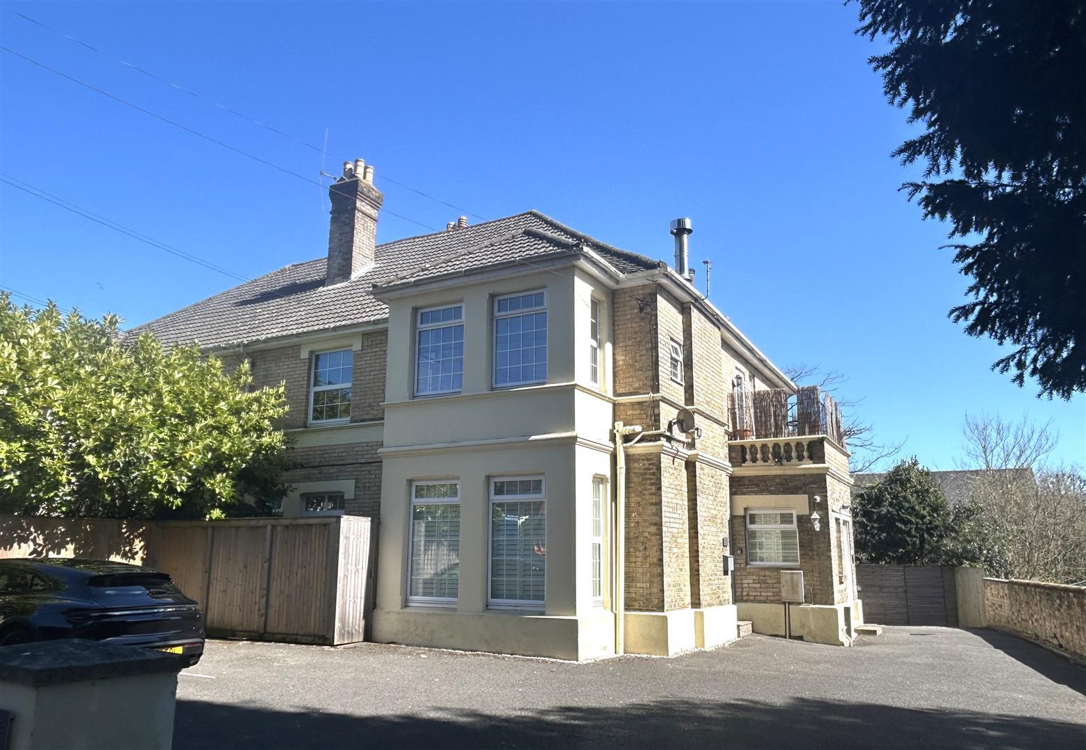 Flat Alumhurst Road in Bournemouth