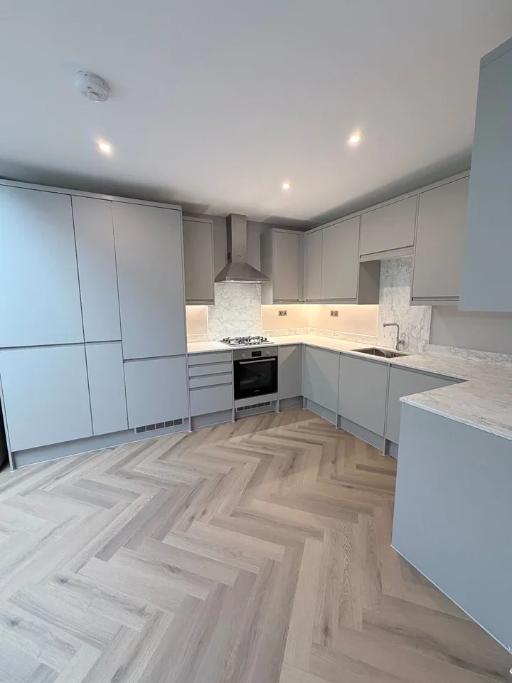 Flat Park Avenue North in Greater London