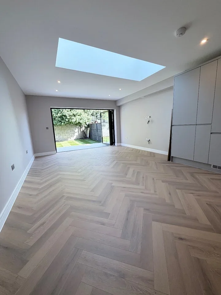 Flat Park Avenue North in Greater London