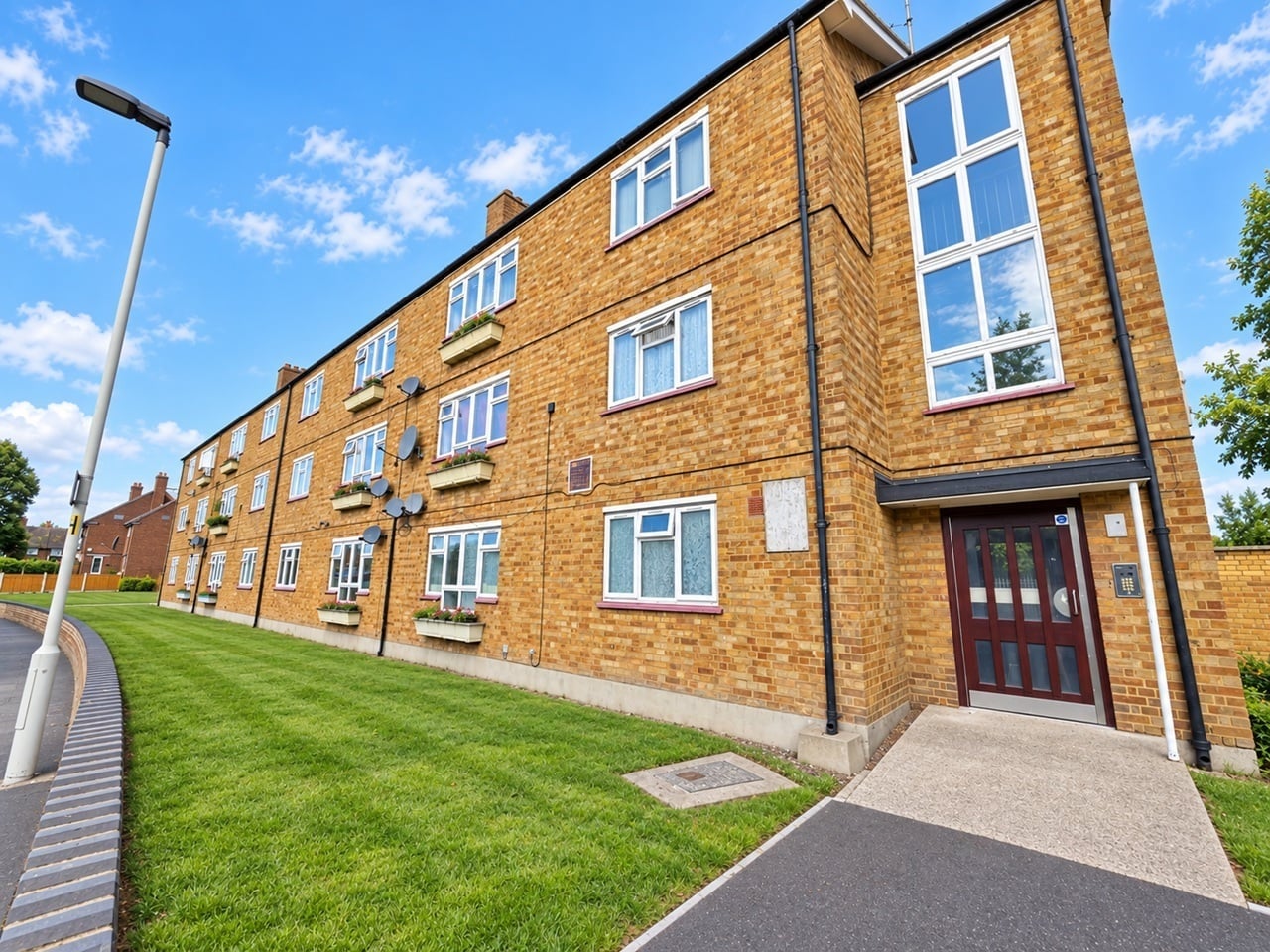 Flat Charlton Crescent in Greater London