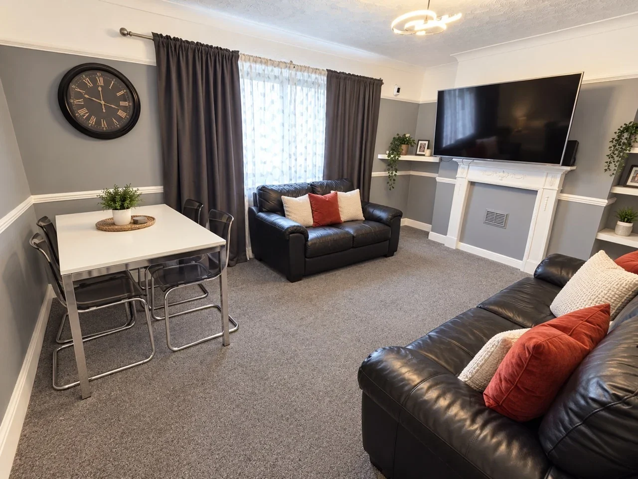 Flat Charlton Crescent in Greater London