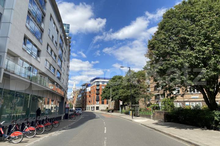 Flat Borough High Street in Greater London