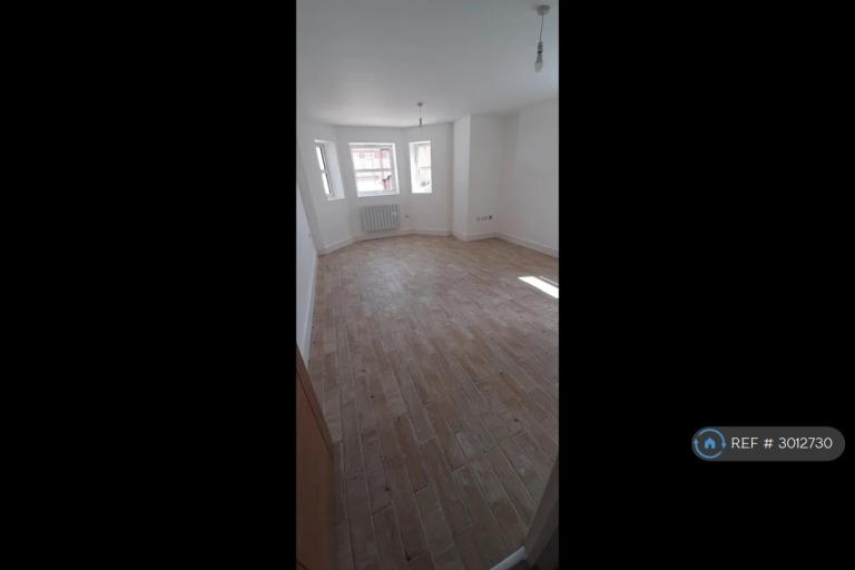 Flat Kitchener Road in High Wycombe
