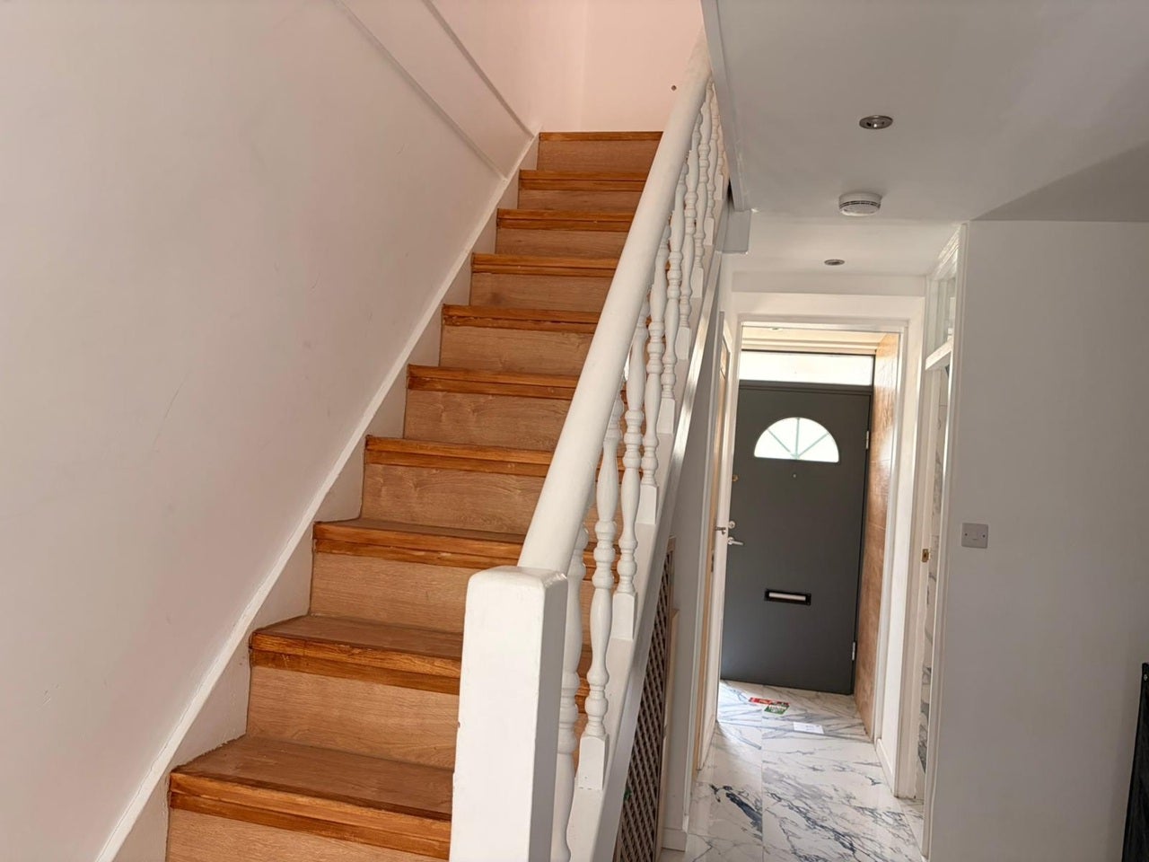 Flat Robsart Street in Greater London