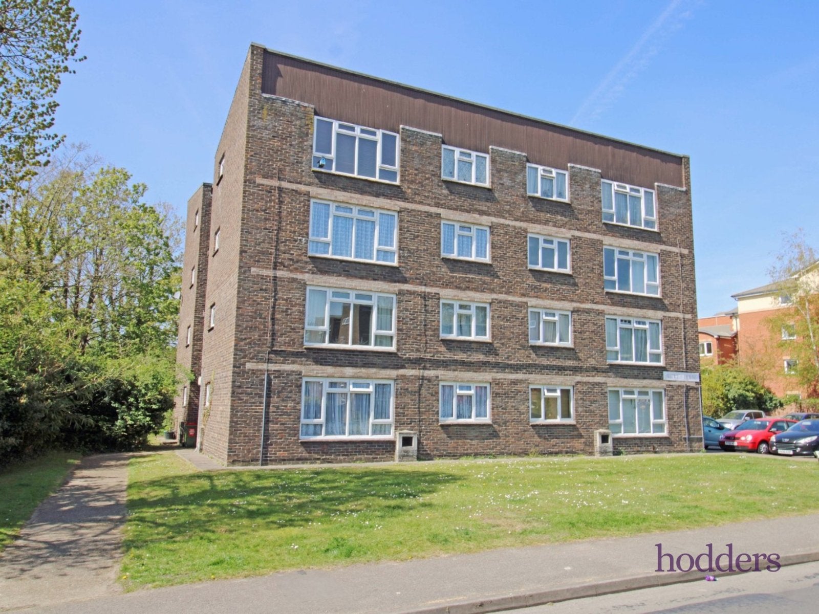 Flat Addlestone Park in Borough of Runnymede