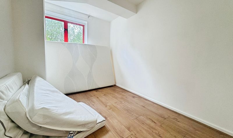 Flat Eleanor Way in Waltham Cross