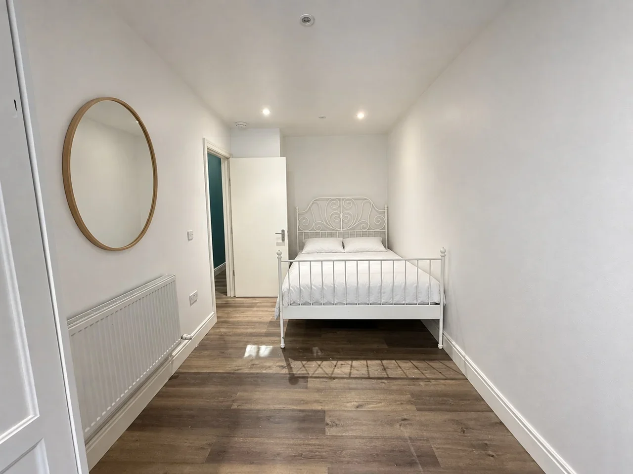 Flat Mitcham Lane in Greater London