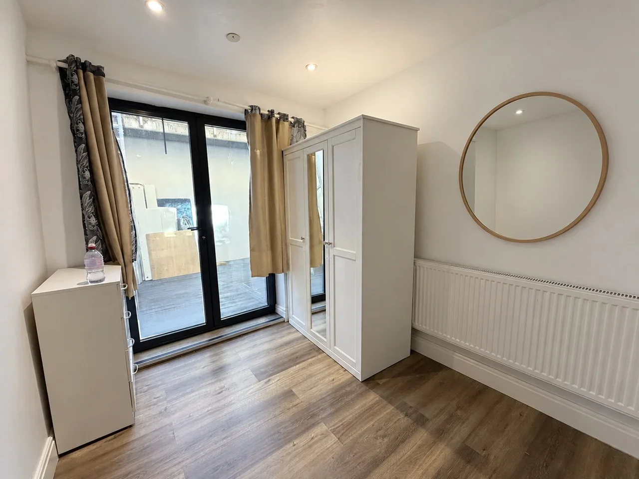 Flat Mitcham Lane in Greater London