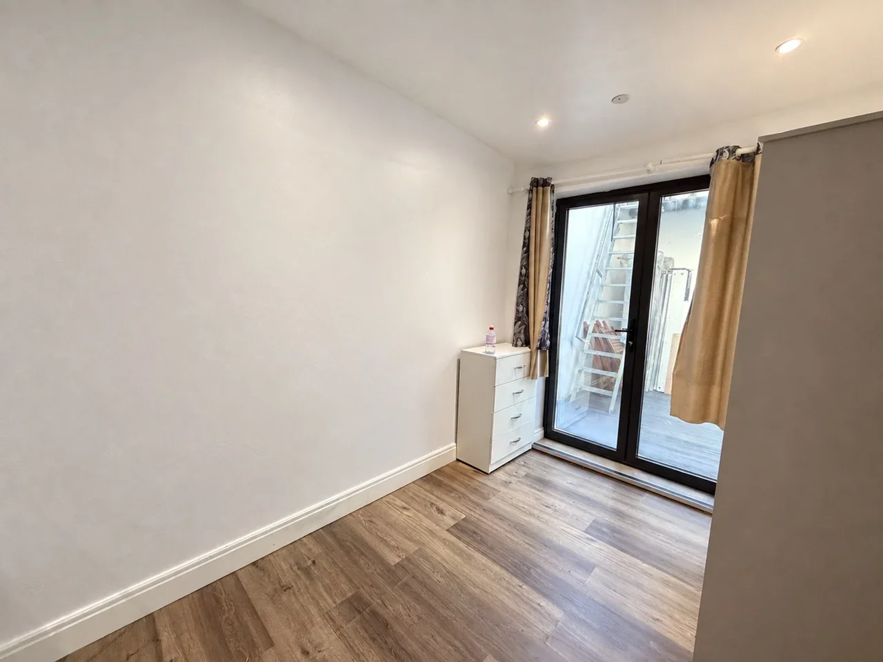 Flat Mitcham Lane in Greater London