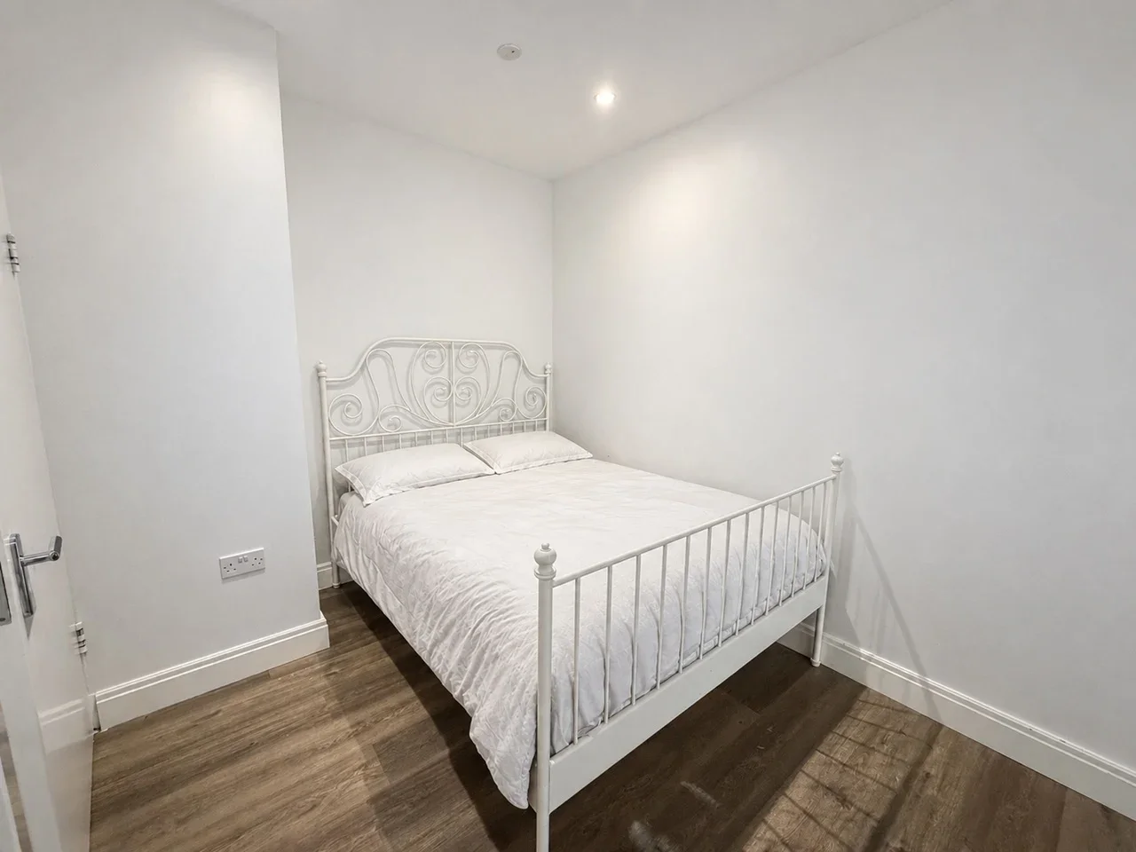 Flat Mitcham Lane in Greater London