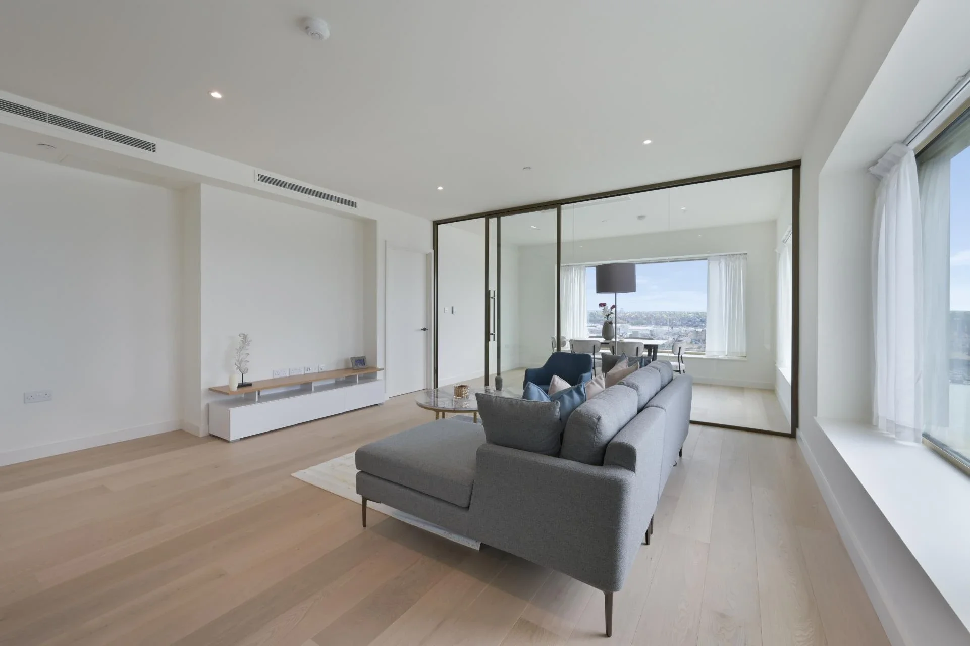 Flat Riverside Walk in Greater London