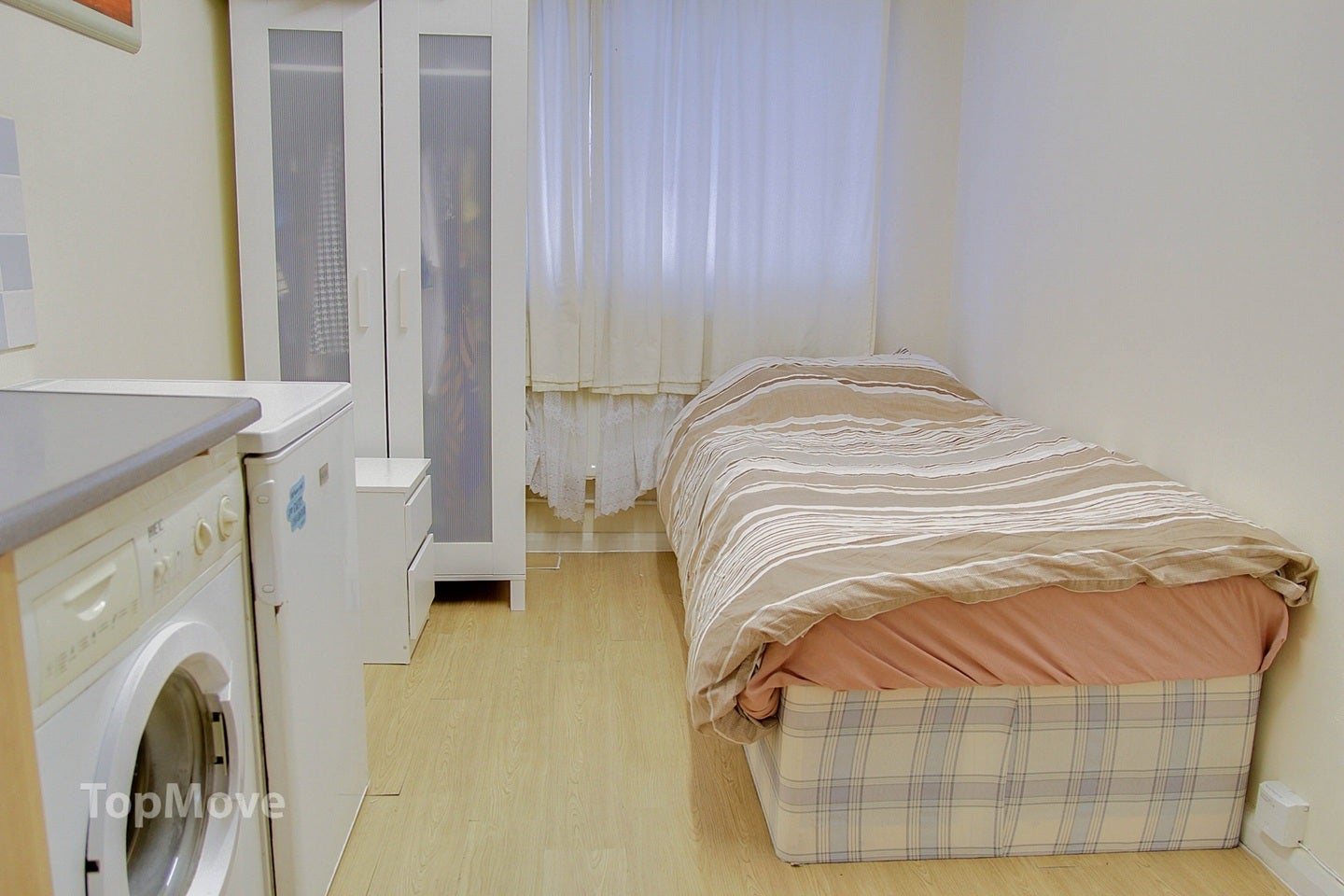 Room Glamorgan Close in Greater London