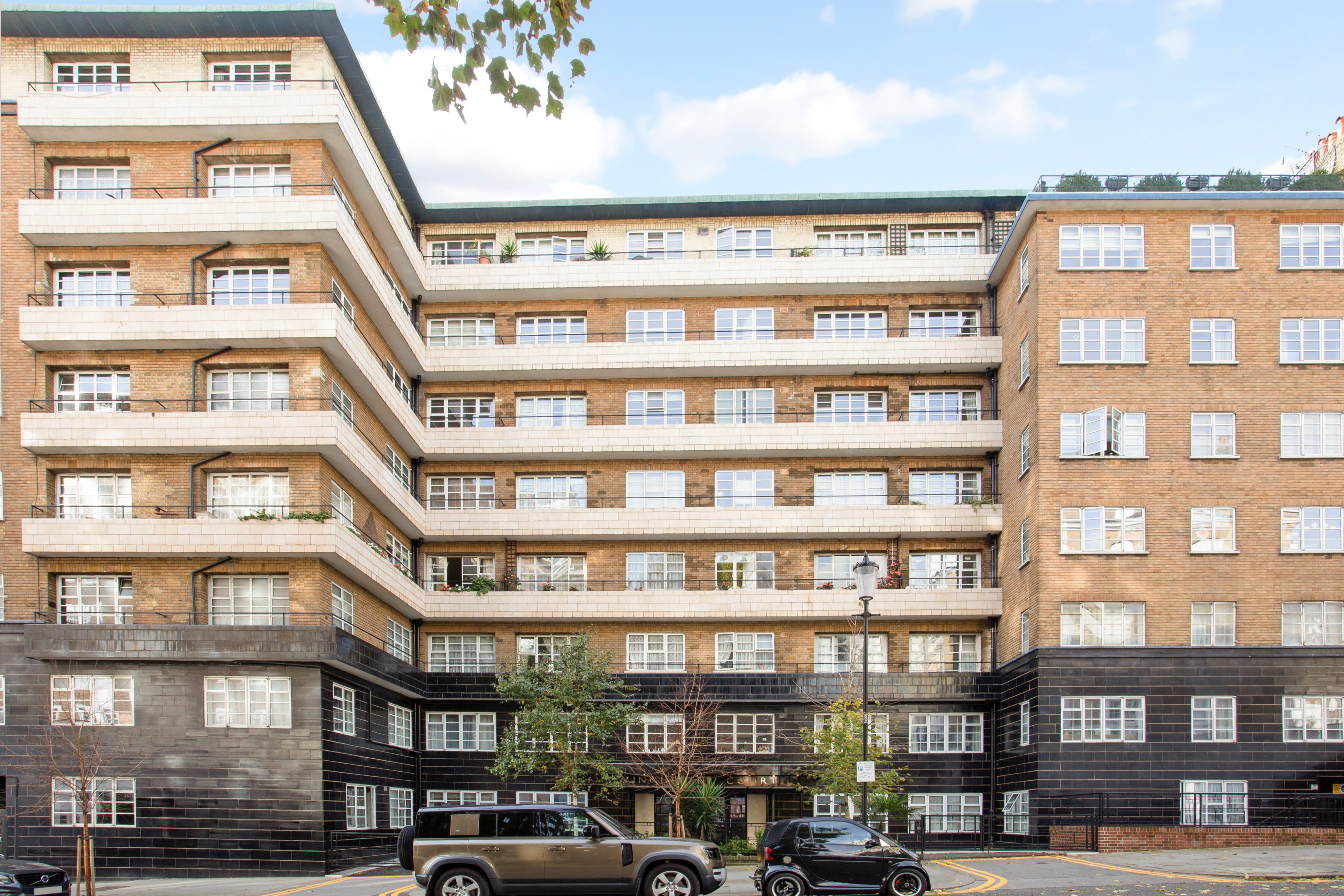 Flat Kensington Church Street in Greater London