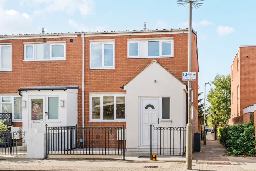 House Kingham Close in Greater London