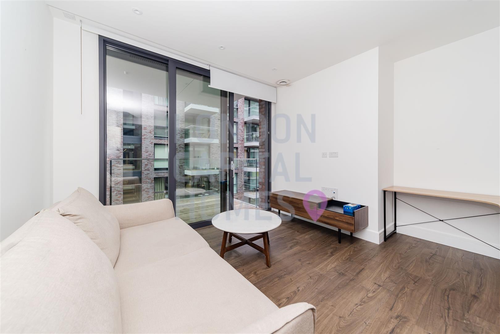 Flat Piazza Walk in Greater London