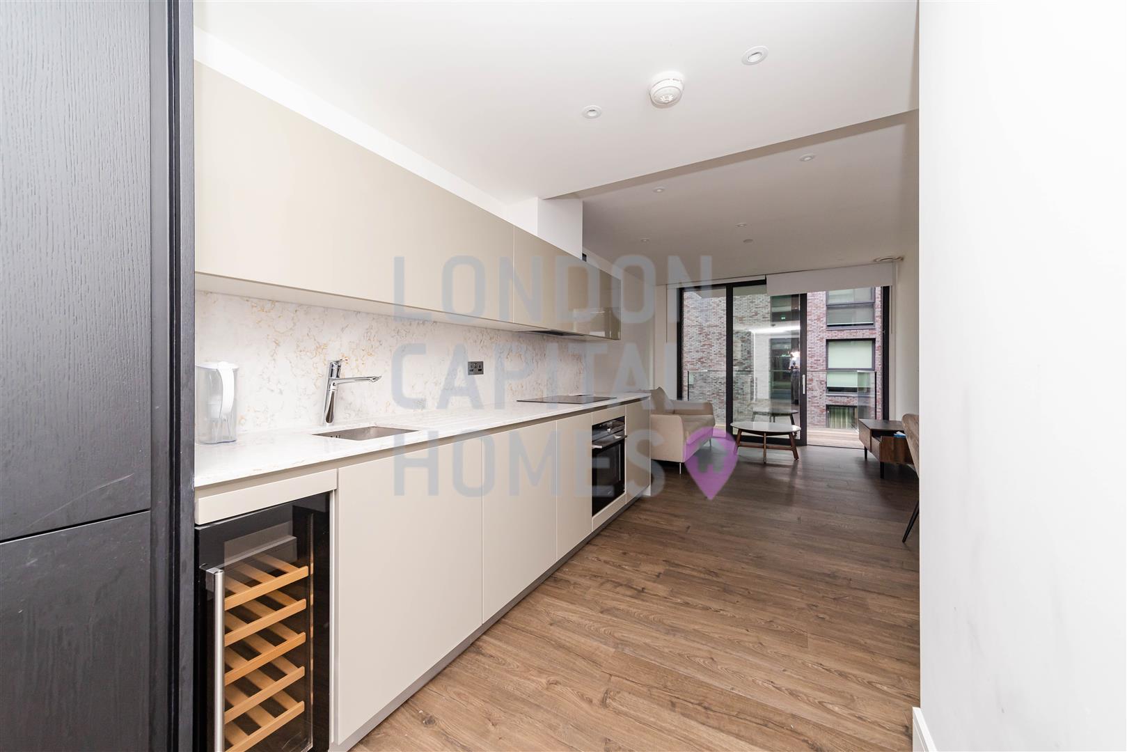 Flat Piazza Walk in Greater London