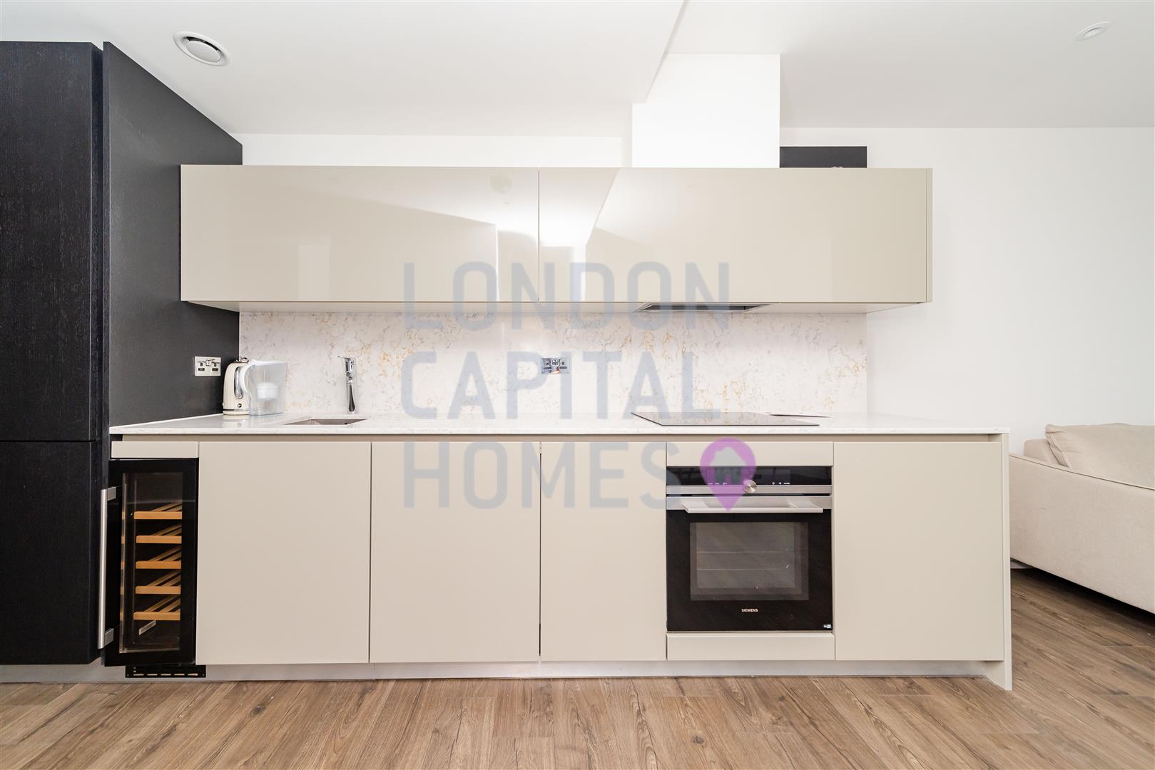 Flat Piazza Walk in Greater London