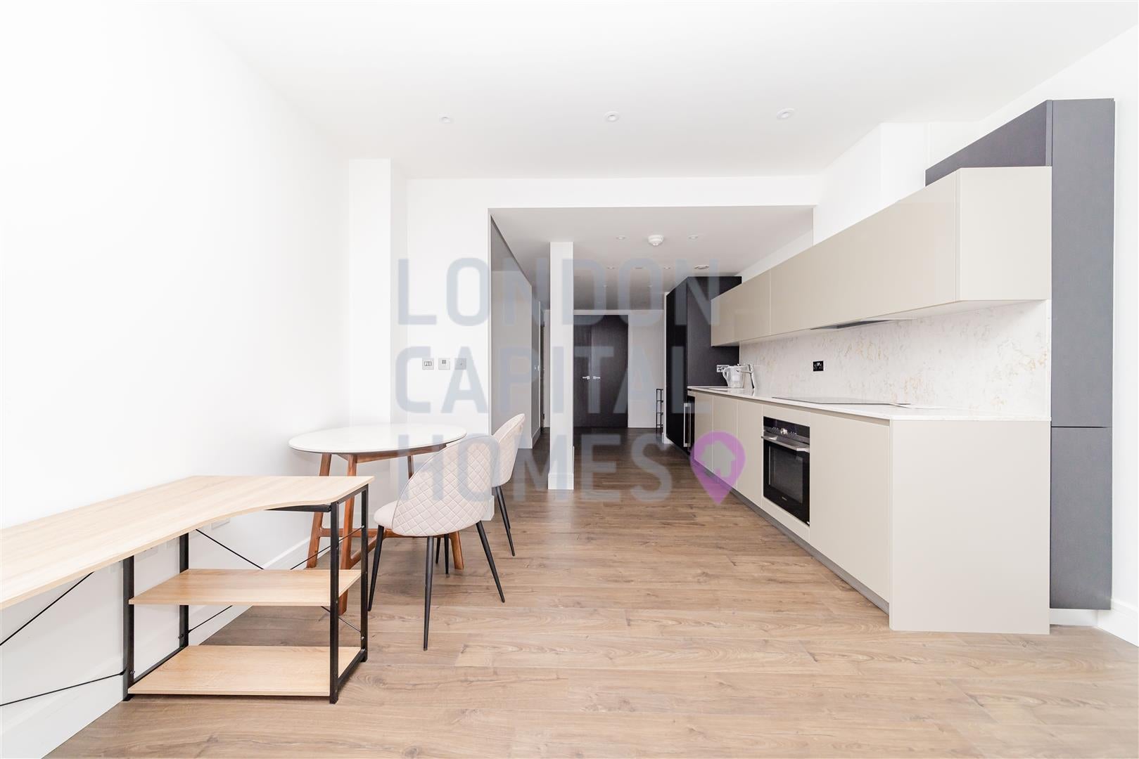 Flat Piazza Walk in Greater London