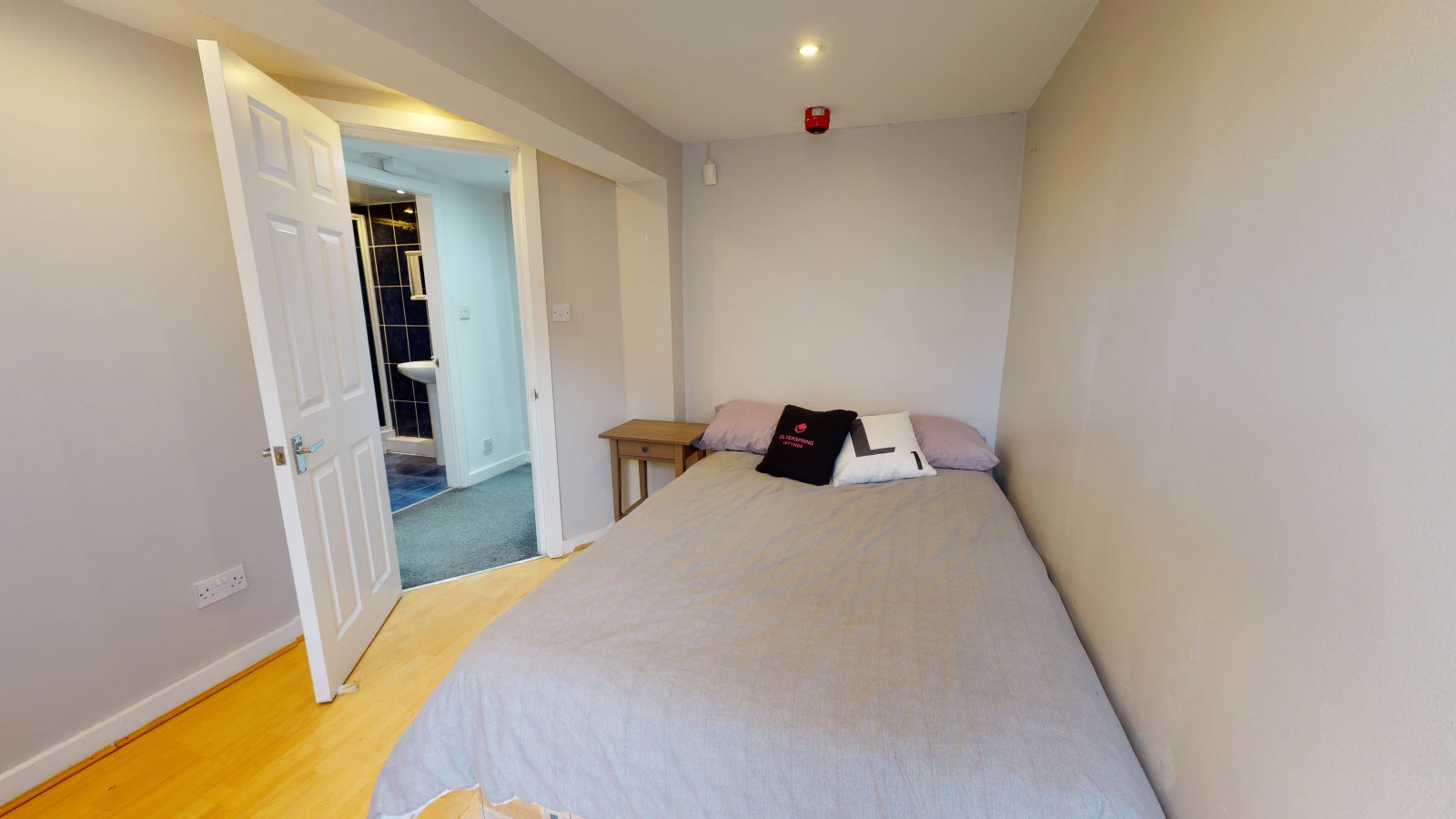 Room Hessle Place in Leeds
