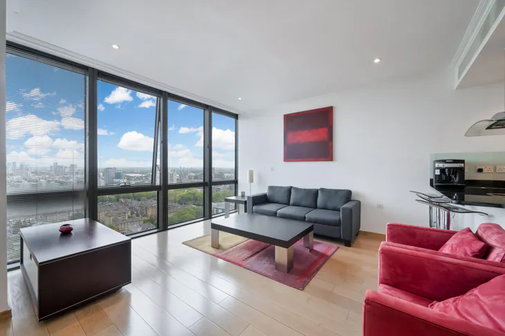 Flat Hertsmere Road in Greater London