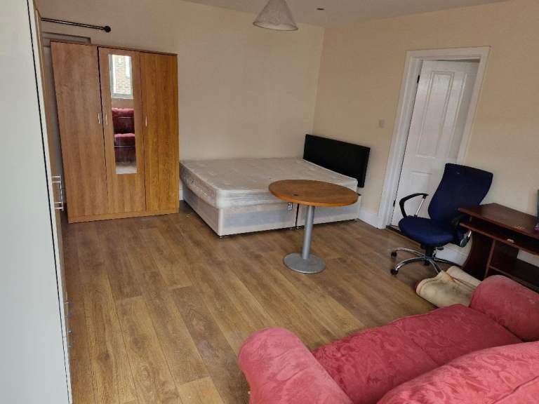 Flat Ross Close in Greater London