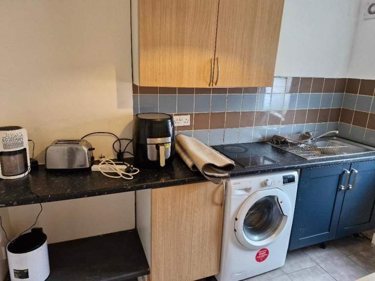 Flat Ross Close in Greater London