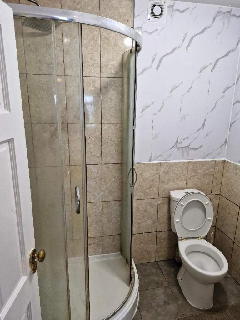Flat Ross Close in Greater London