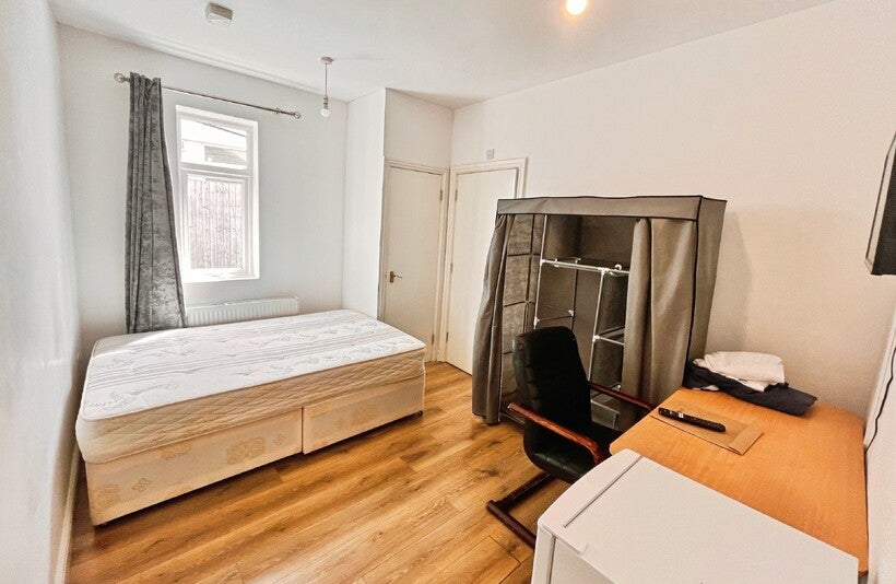 Room Chaffinch Avenue in Greater London