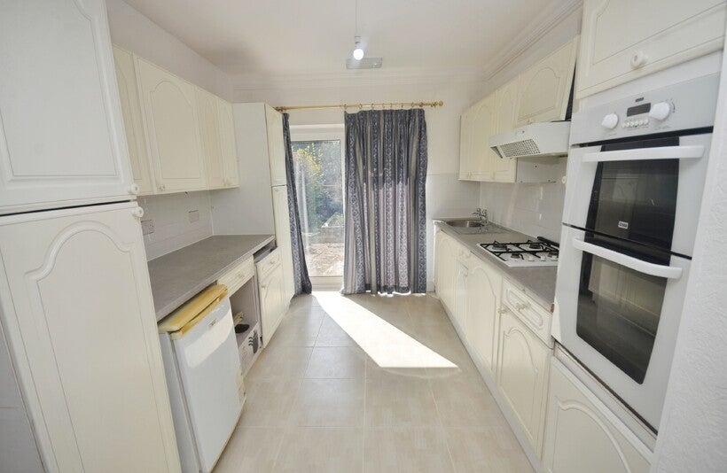 Room Chaffinch Avenue in Greater London